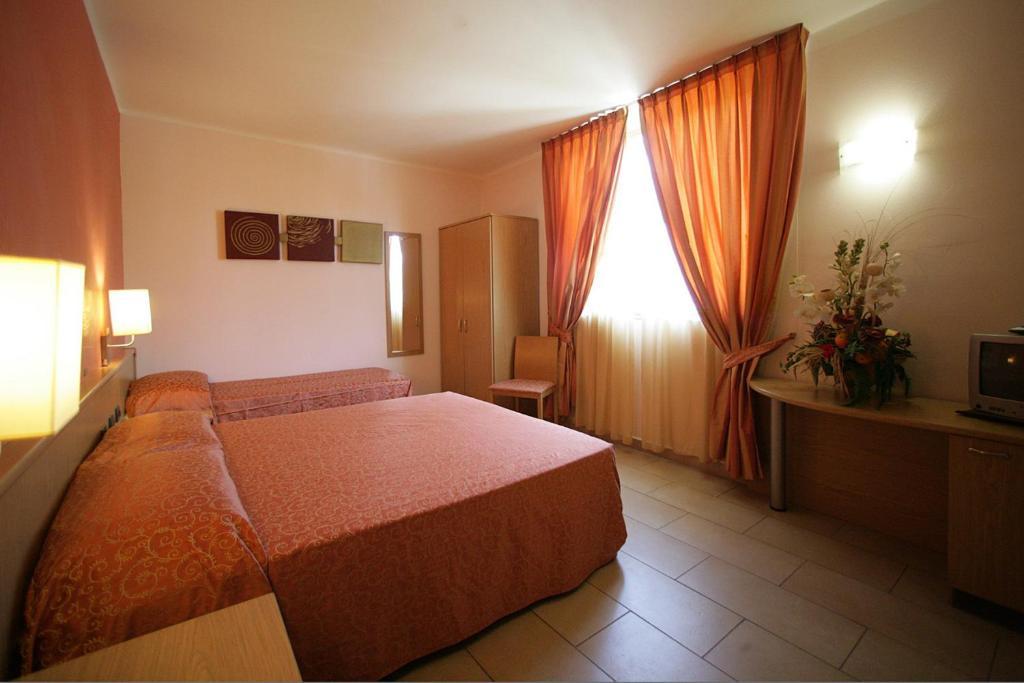 Hotel Tenda Rossa Marina Di Carrara Bilik gambar